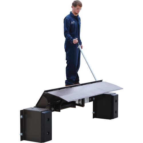 Niveleur de quai m&eacute;canique Edge-O-Dock, 99" la, 72" Largeur de la plateforme, 29" Port&eacute;e Les Distributions ICE