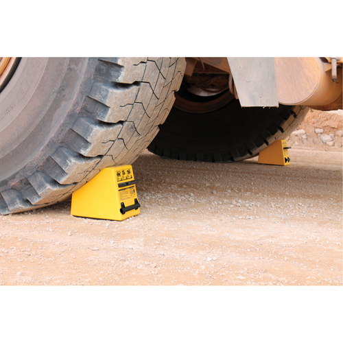 Cale de roue ultra-robuste pour l'exploitation mini&egrave;re Checkers Safety, PEHD, Jaune, 14-1/2" la x 17-1/2" p x 16" h Les Distributions ICE