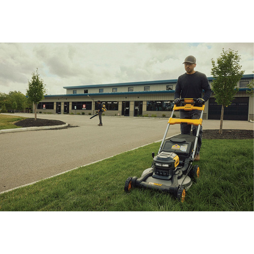 60V MAX* Brushless Cordless RWD Mower Kit, Self-Propelled Walk-Behind, Battery Powered, 21" Cutting Width Les Distributions ICE