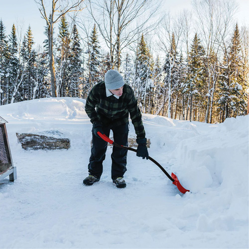 Pelle &agrave; neige Yukon, Lame Polypropyl&egrave;ne, Largueur 18", Manche Prise en D ergonomique Les Distributions ICE