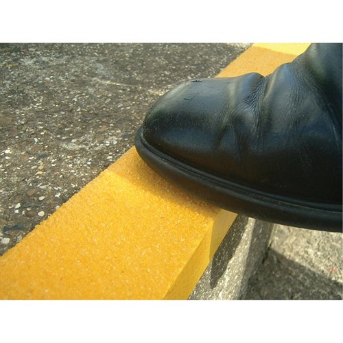 Rebords de marches antid&eacute;rapants Safestep, 2,75" la x 32" lo, Jaune Les Distributions ICE