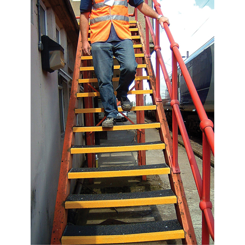 Rebords de marches antid&eacute;rapants Safestep, 10" la x 32" lo, Noir & jaune Les Distributions ICE