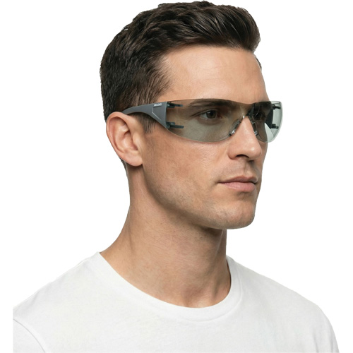 Lunettes de s&eacute;curit&eacute; Adapt Lite, Lentille Int&eacute;rieur/ext&eacute;rieur, Antibu&eacute;e/Anti-&eacute;gratignures, ANSI Z87+/R&eacute;pond ou surpasse la norme CSA Z94.3 Les Distributions ICE