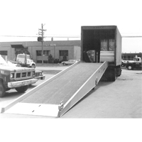 Rampe de chargement mobile, 16 000 lb Capacit&eacute;, 72" la x 30' lo Les Distributions ICE