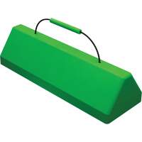 Cale de roue pour avion Checkers Safety SafeRay avec poign&eacute;e &agrave; c&acirc;ble, Ur&eacute;thane, Vert fluorescent, 24" la x 8" p x 6" h Les Distributions ICE