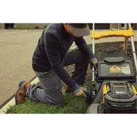 60V MAX* Brushless Cordless RWD Mower Kit, Self-Propelled Walk-Behind, Battery Powered, 21" Cutting Width Les Distributions ICE