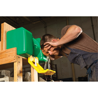 Poste de douche oculaire, Aliment&eacute; par gravit&eacute;, Capacit&eacute; 9 gal., Conformit&eacute; ANSI Z358.1 Les Distributions ICE
