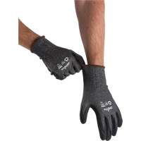 Gants &eacute;cologiques, l&eacute;gers, et r&eacute;sistants &agrave; la coupe, &agrave; haute dext&eacute;rit&eacute;, Taille 7, Calibre 21, Rev&ecirc;tement Mousse de nitrile, Enveloppe en Acier inoxydable/PEHP/rPET, ASTM ANSI niveau A5 Les Distributions ICE