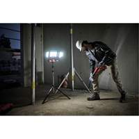 Lampe de travail &agrave; DEL professionnelle &agrave; panneaux pliants lumens sans fil 18V sur tr&eacute;pied, DEL, 3600 lumens Les Distributions ICE